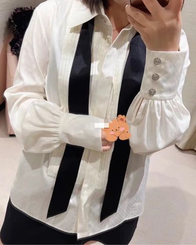 Sơ mi nữ chanel* màu trắng hoạ tiết logo kèm cravat đen đẹp VIP 1:1