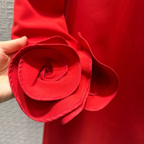 Váy VALENTINO* tay hoa hồng nổi màu đỏ đẹp sang