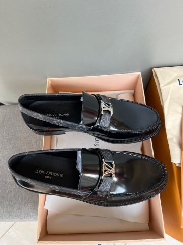 Giày nam Loafer LV* da bóng mờ đai hoạ tiết Monogram đẹp lịch lãm VIP 1:1