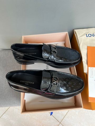 Giày nam Loafer LV* da bóng dập nổi hoạ tiết Monogram đẹp lịch lãm VIP 1:1