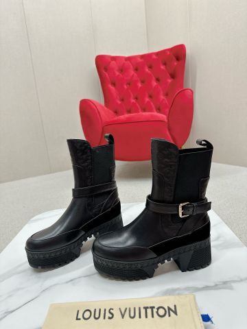 Boot LV* cổ lỡ đế cao dáng khoẻ kiểu độc lạ