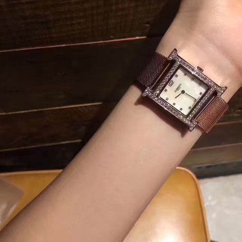 Đồng hồ hermes dây kim loại viền nạm đá