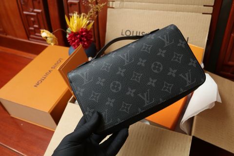 Ví nam L*V dáng dài cầm tay hai khoá hoạ tiết Monogram caro canvas