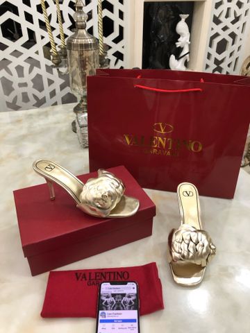 Sandal cao gót VALENTINO* quai hoa trà màu vàng đồng lên chân cực sang