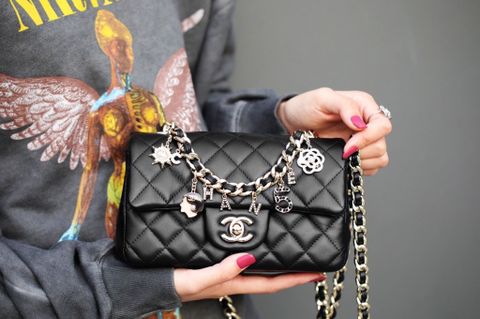 Túi xách nữ CHANEL* cruise 2021 size 20cm xích khoá màu vàng nhạt đẹp sang VIP 1:1