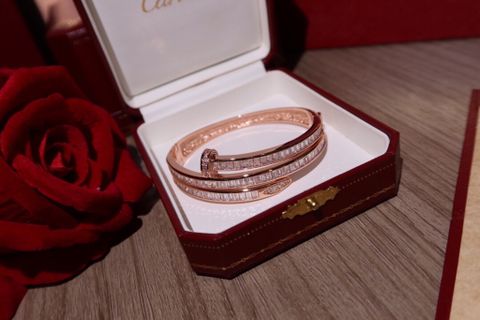 Vòng tay CARTIER* đinh 3 vòng nạm đá ống đẹp sang