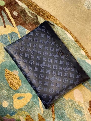 Clutch LV* nam nữ da bò dập Monogram xanh size 36cm SIÊU CẤP