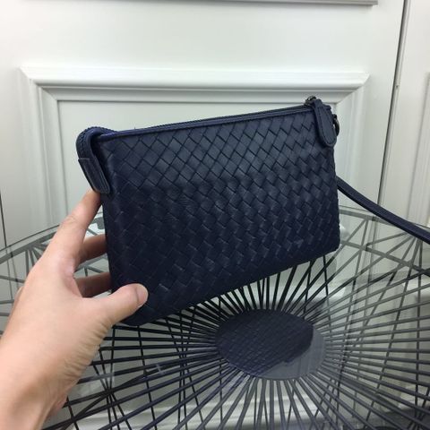 Clutch BOTTEGA* VENETA* da bò đan mềm đẹp size 28cm màu đen và xanh