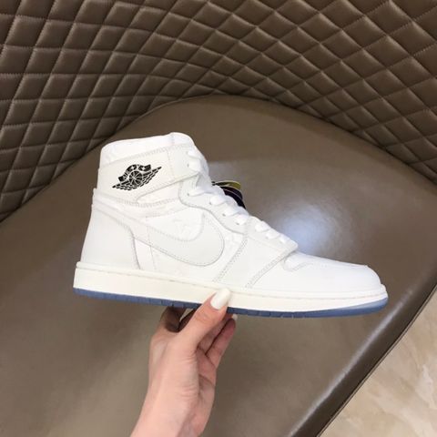 Sneaker LV* nam cao cổ da bò dập Monogram