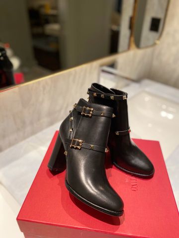 Boot VALENTINO* cổ thấp da bò quai tán đinh vàng gót to cao 7cm đẹp sang SIÊU CẤP