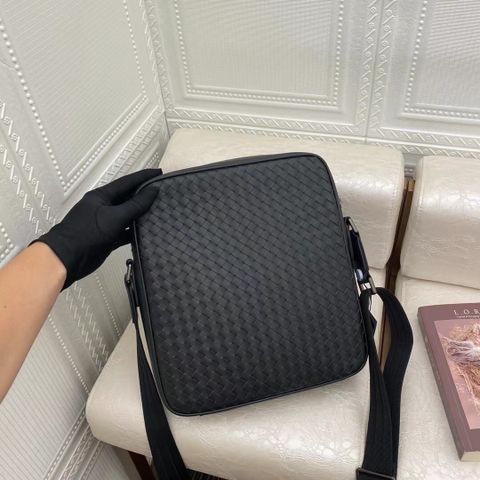 Túi nam BOTTEGA* VENETA* đeo chéo da bò đan size 26x29cm đẹp cao cấp