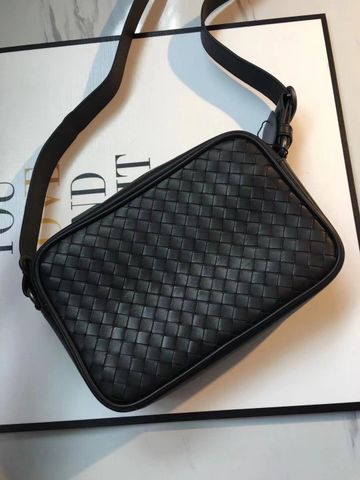 Túi nam BOTTEGA* VENETA* đeo chéo da bò đan mềm size 22x15cm