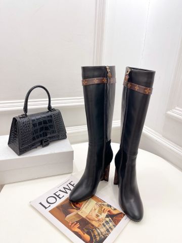 Boot LV* cổ cao gần phối da bò lỳ mềm phối da lộn gót và đai phối hoạ tiết Monogram