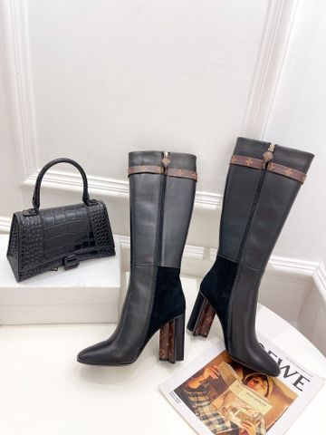 Boot LV* cổ cao gần phối da bò lỳ mềm phối da lộn gót và đai phối hoạ tiết Monogram