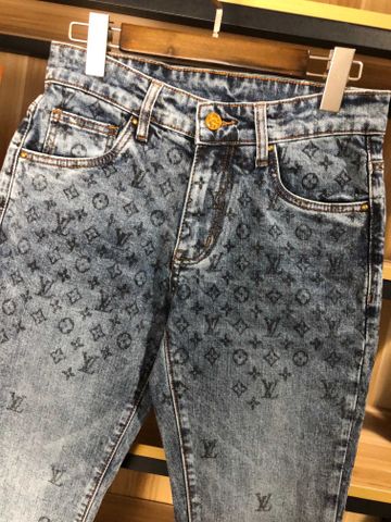 Quần jeans nam LV* in hoạ tiết Monogram có 2 màu