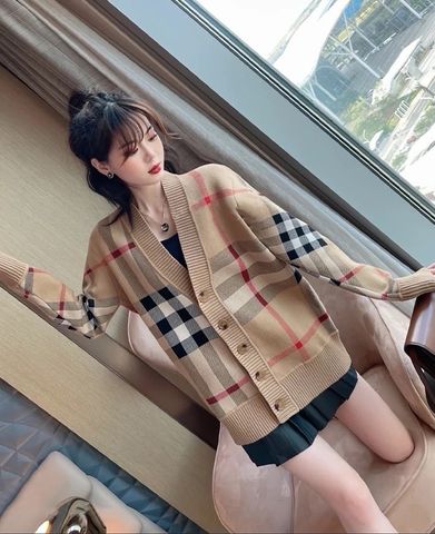 Áo khoác len nữ kẻ Burberry