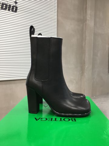 Boot BOTTEGA* VENETA* cổ lỡ da bò mềm gót cao 8cm