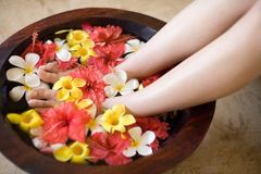 Ngâm chân thuốc bắc, massage bấm huyệt