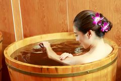 Tắm lá người giao đỏ (tắm thuốc bắc) thư giãn
