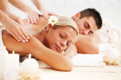 Massage body thông kinh lạc bằng tinh dầu + chườm đá nóng
