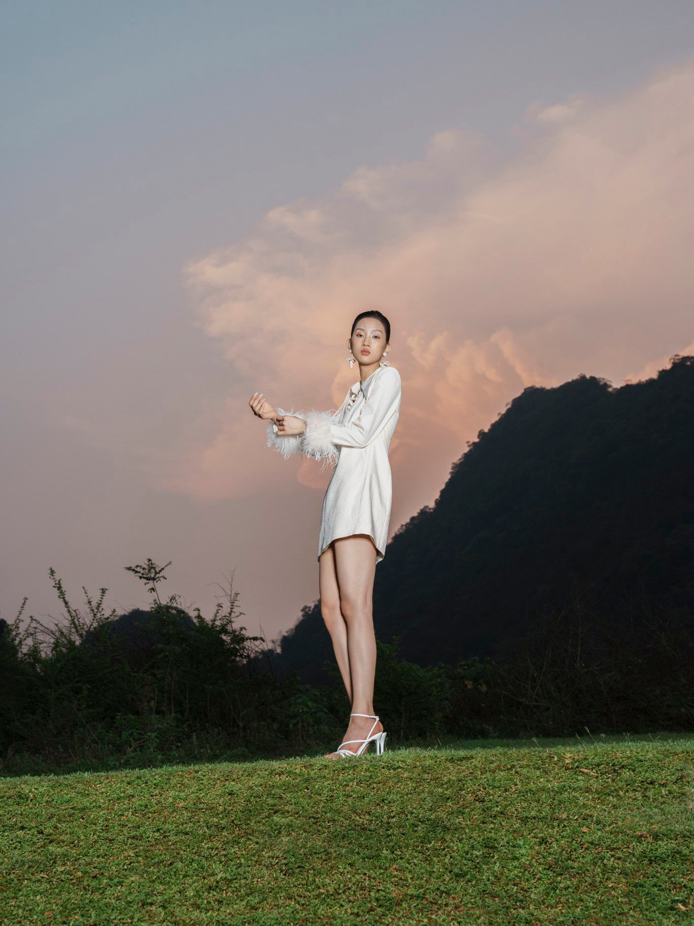 Đầm Suông Tay Dài Nữ White Ant ARYM MINI DRESS WITH FEATHERS 121700001.002