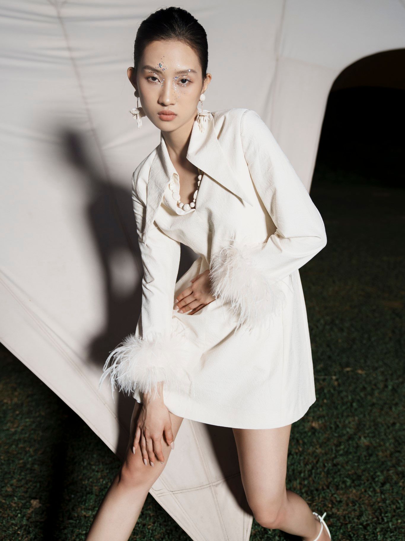 Đầm Suông Tay Dài Nữ White Ant ARYM MINI DRESS WITH FEATHERS 121700001.002