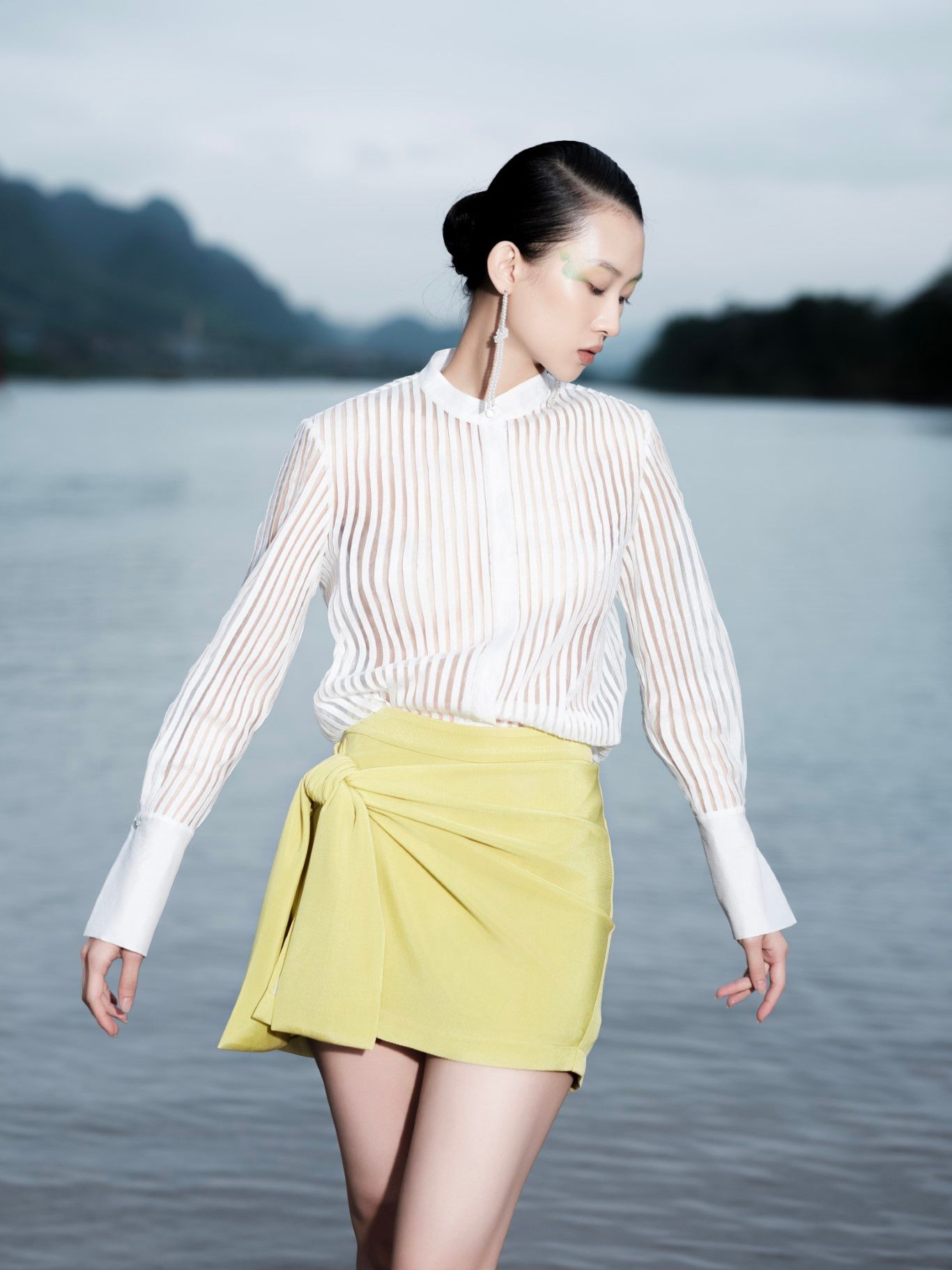 Chân Váy Ngắn Tạo Kiểu Nơ Buộc Sườn Nữ White Ant RORY ASYMMETRIC SKIRT 110200003.033