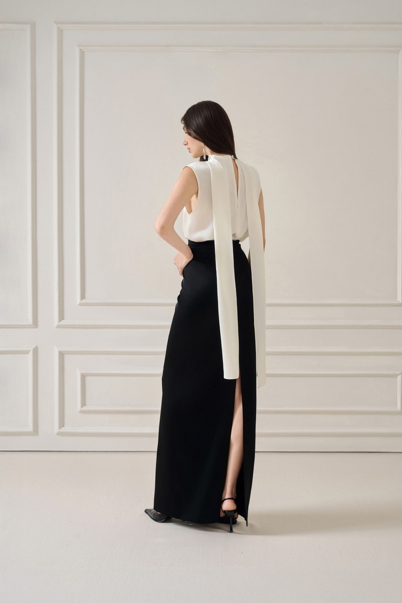YANNE SILK SLEEVELESS BLOUSE