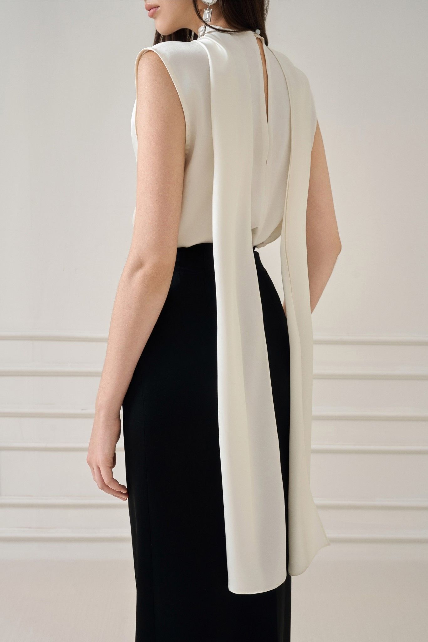 YANNE SILK SLEEVELESS BLOUSE