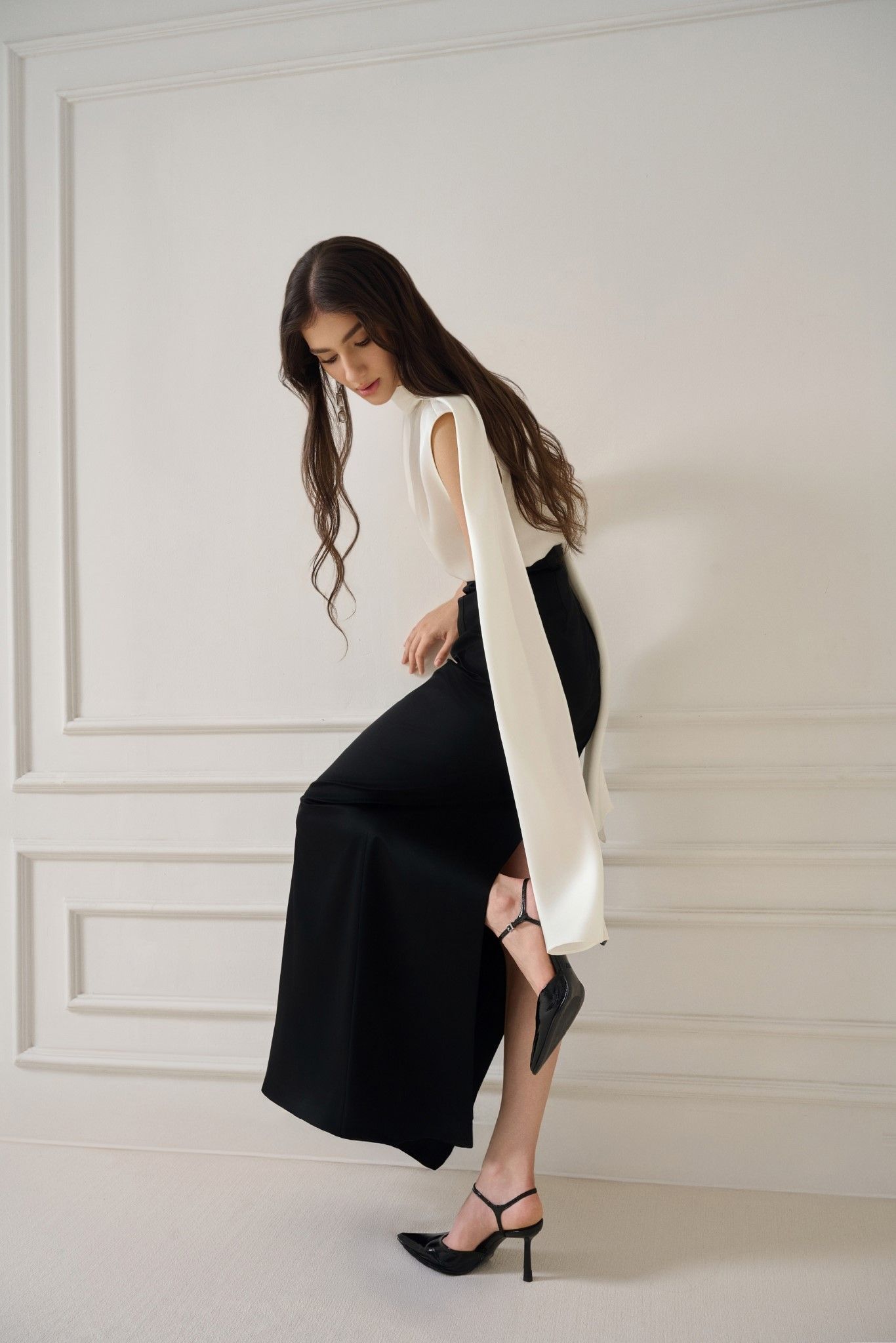 YANNE SILK SLEEVELESS BLOUSE