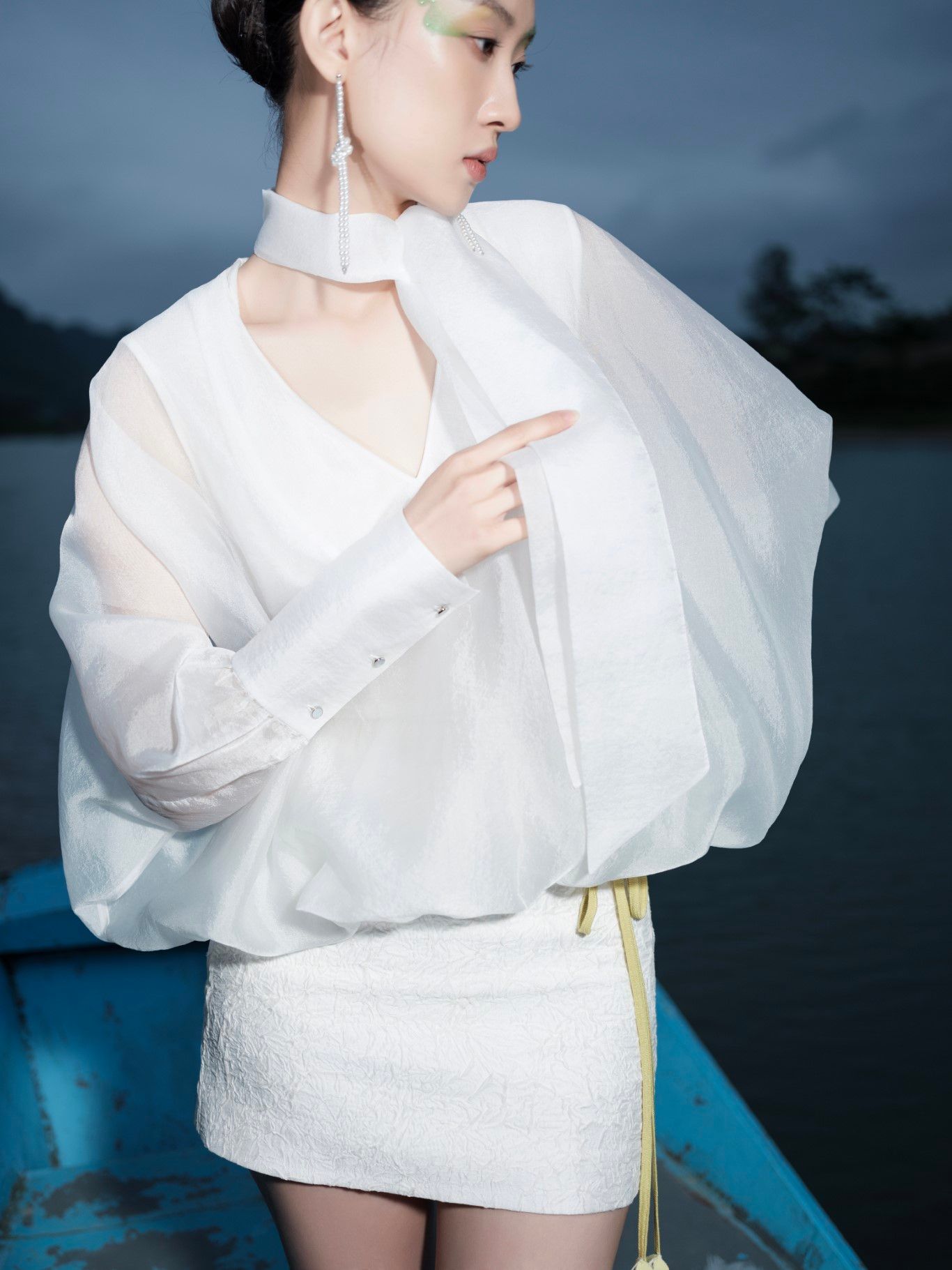 Sơ Mi Tay Dài Cánh Dơi Cổ V Nữ White Ant MABEL V-NECK TOP 171400001