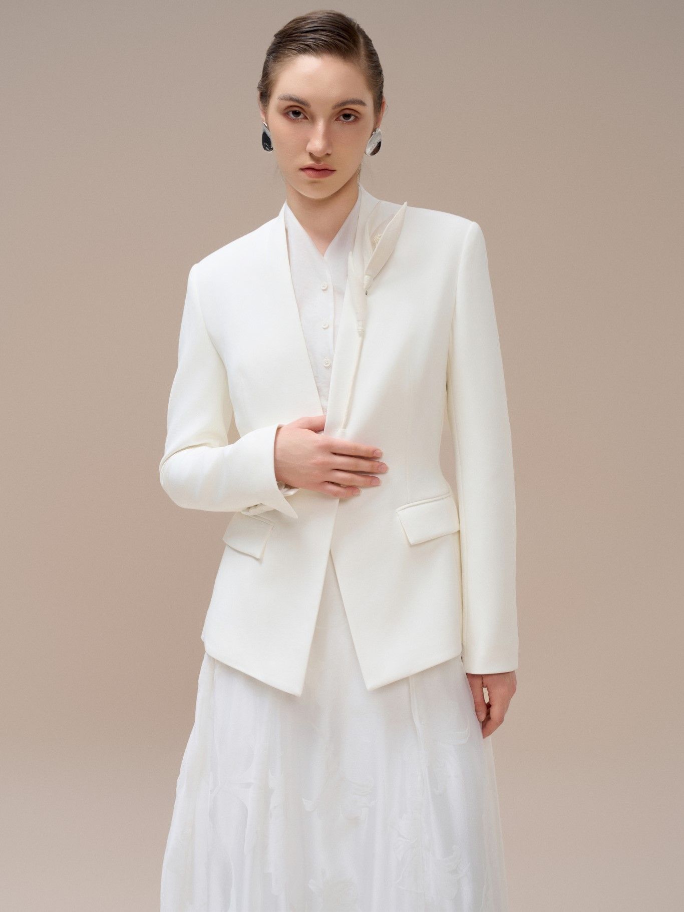 HAZEL SINGLE- BREASTED COLLARLESS BLAZER