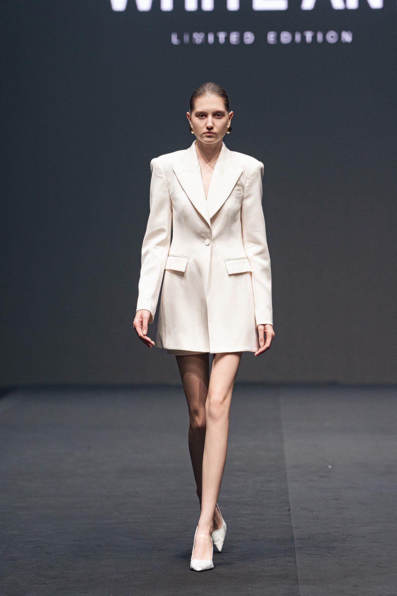 LYA BACKLESS DRAPED BLAZER