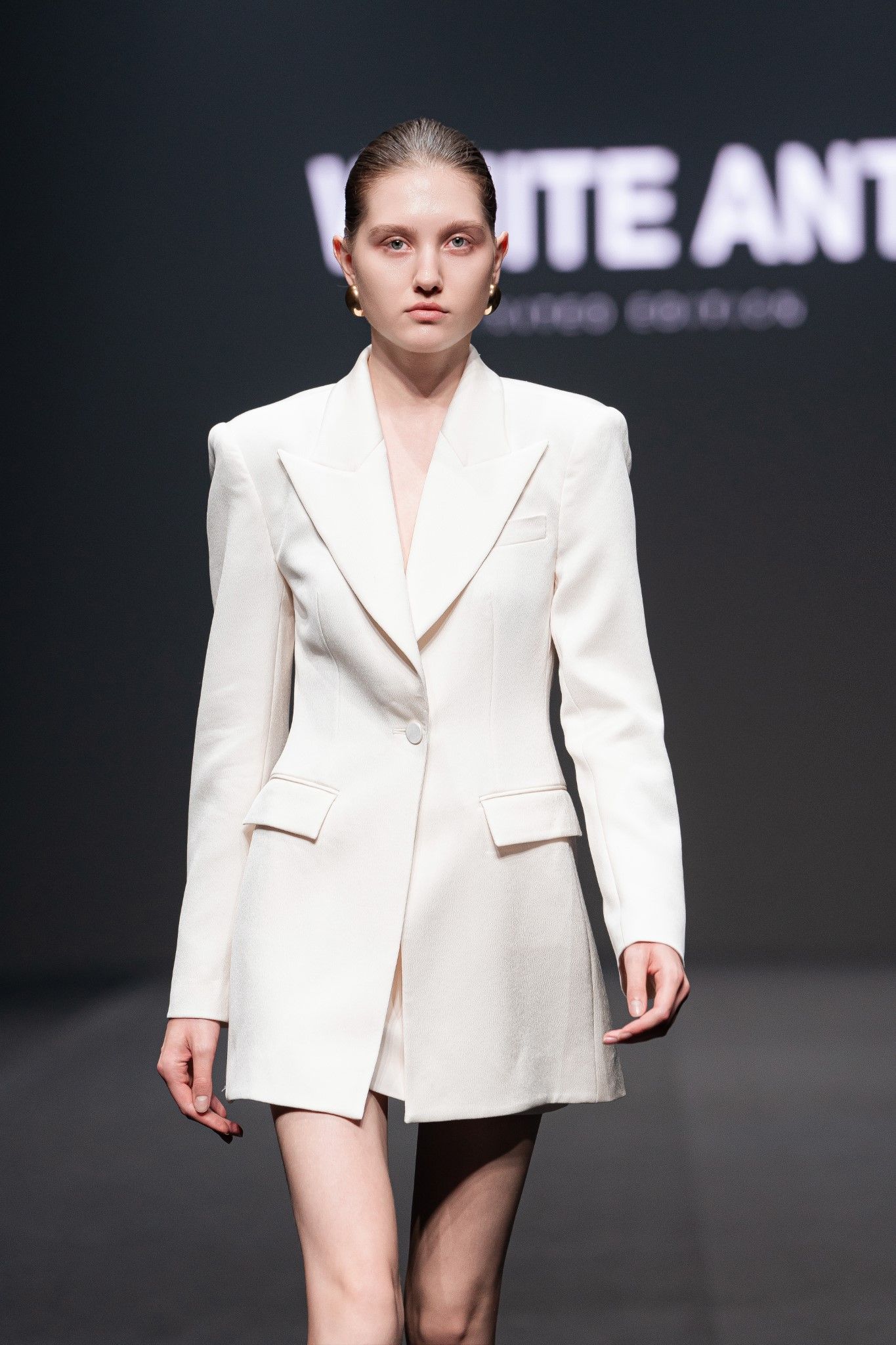 LYA BACKLESS DRAPED BLAZER