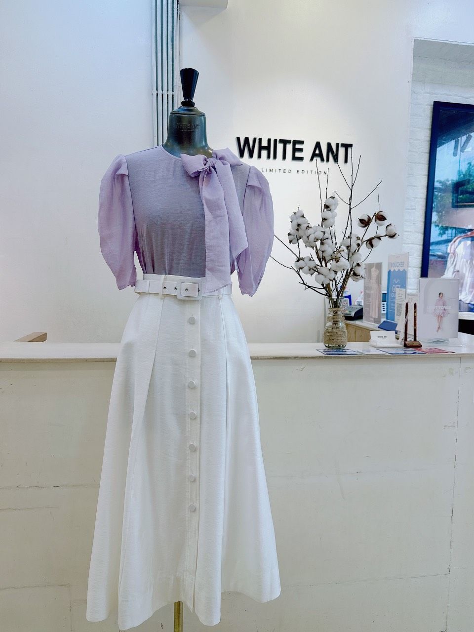 Sơ Mi Tay Cộc Cổ Tròn Đính Nơ Cổ Nữ White Ant JAN SLEEVELESS SHIRT 170300181B