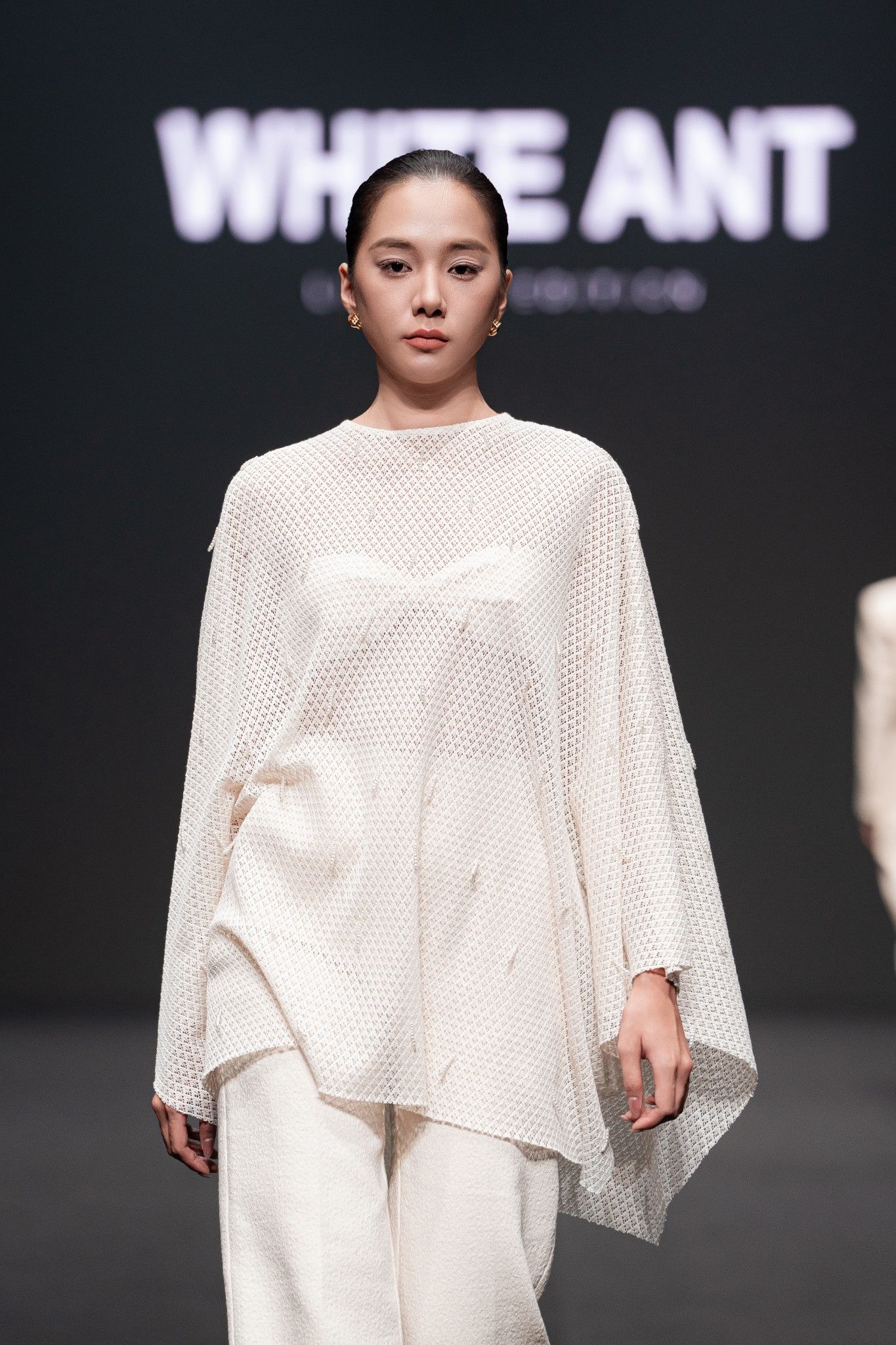 ORAN EMB LACE CAPE