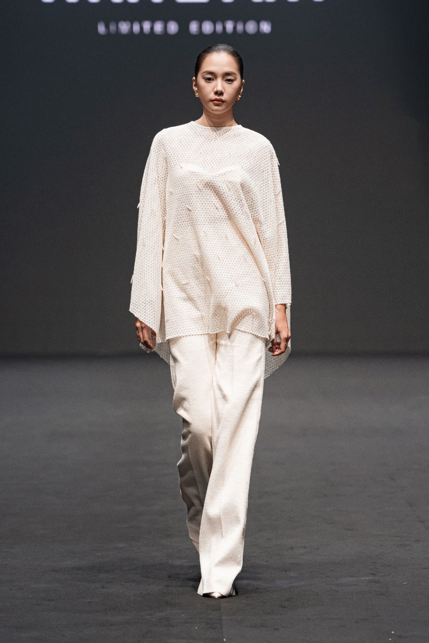 ORAN EMB LACE CAPE