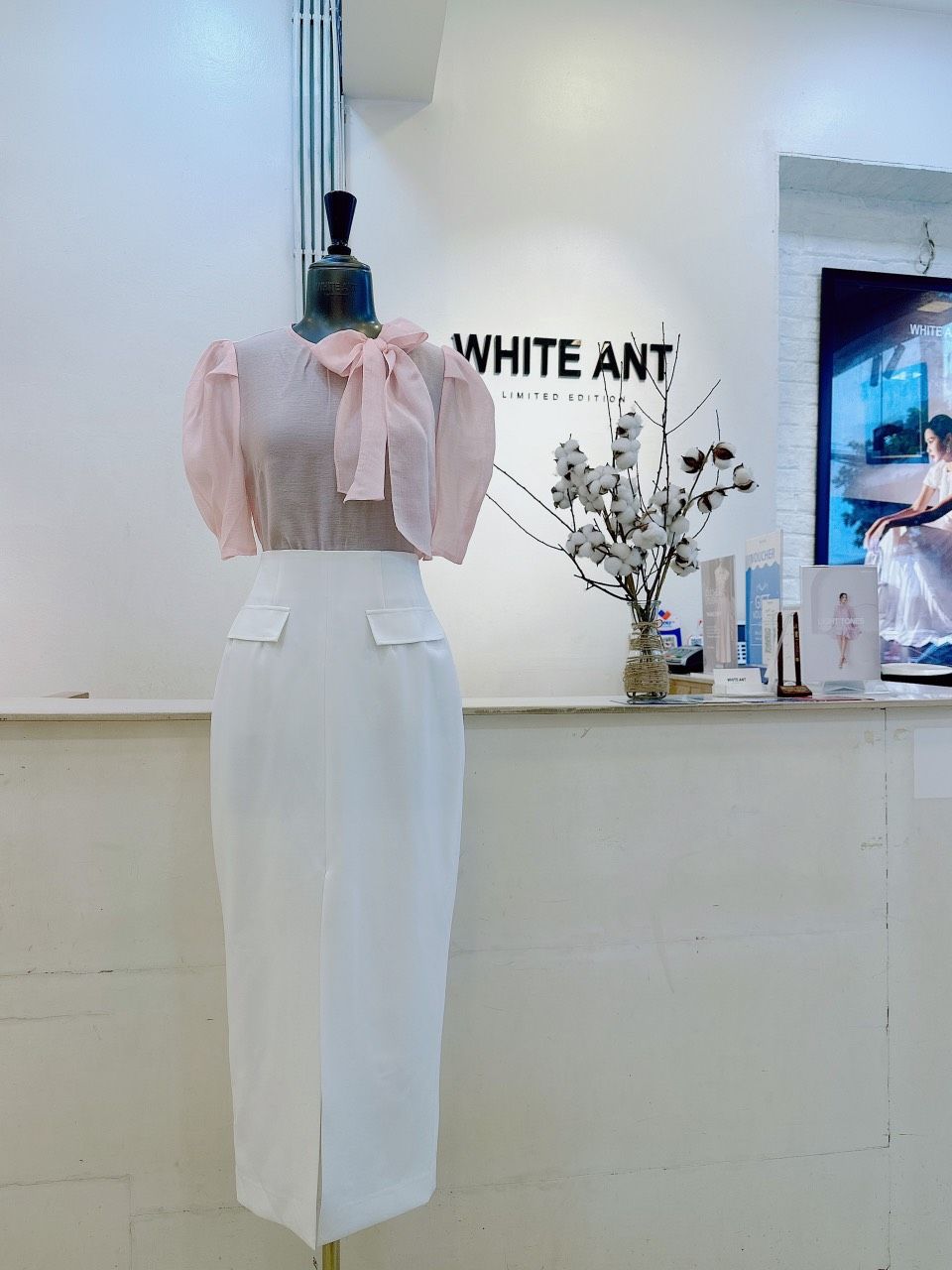 Sơ Mi Tay Cộc Cổ Tròn Đính Nơ Cổ Nữ White Ant JAN SLEEVELESS SHIRT 170300181B