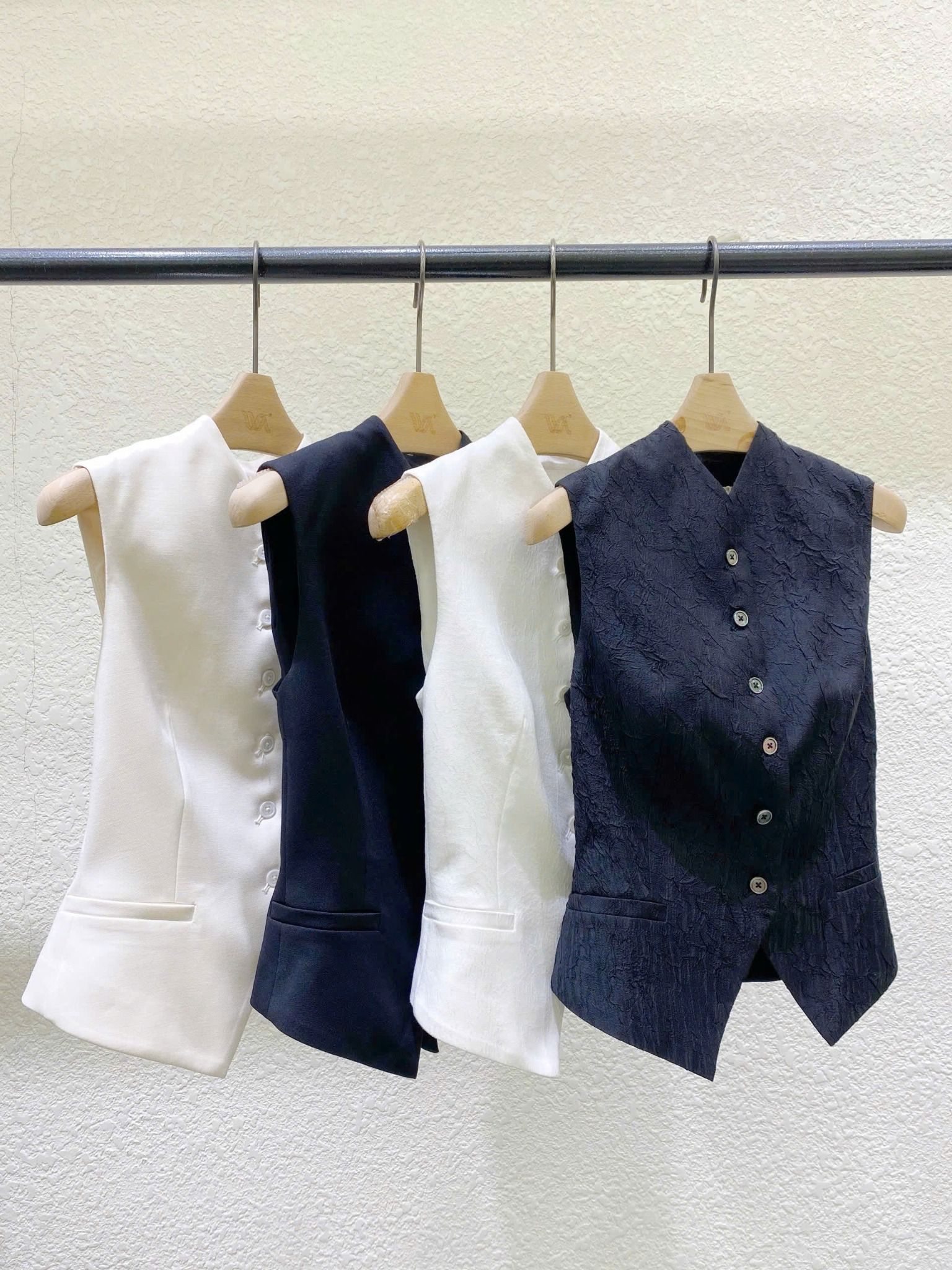 AUDREY LAPEL VEST WHITE WOOD GRAIN