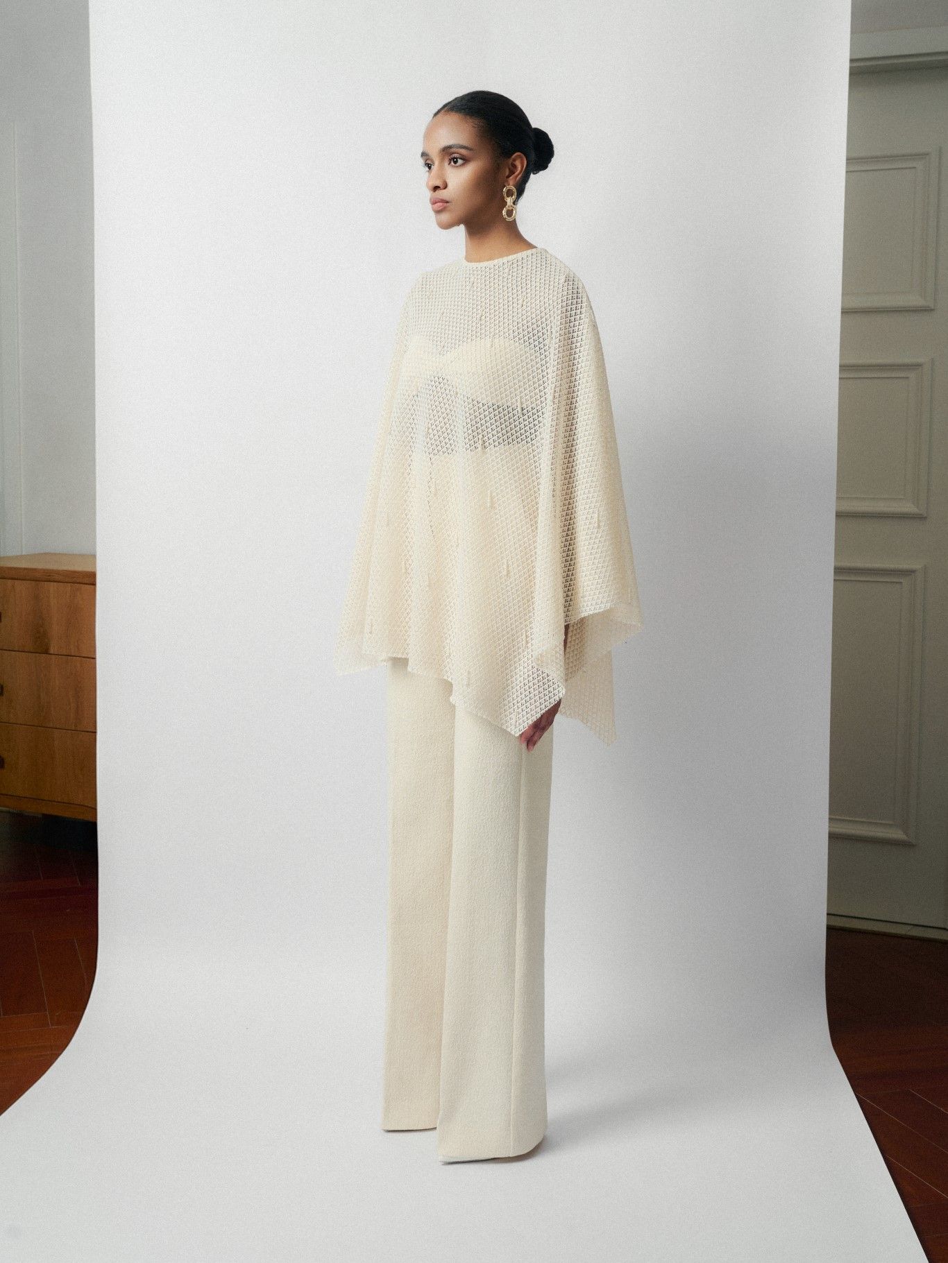 ORAN EMB LACE CAPE