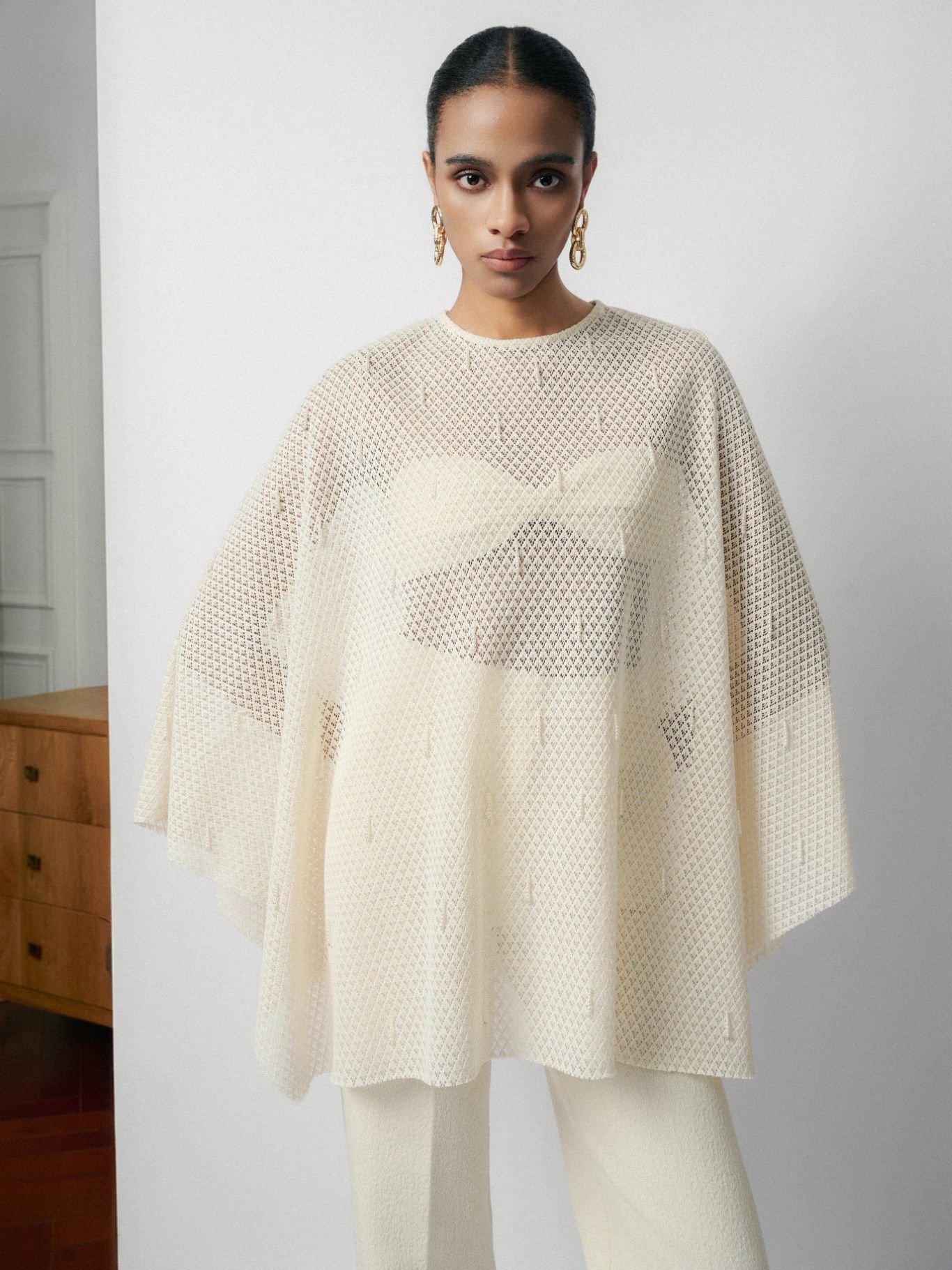 ORAN EMB LACE CAPE