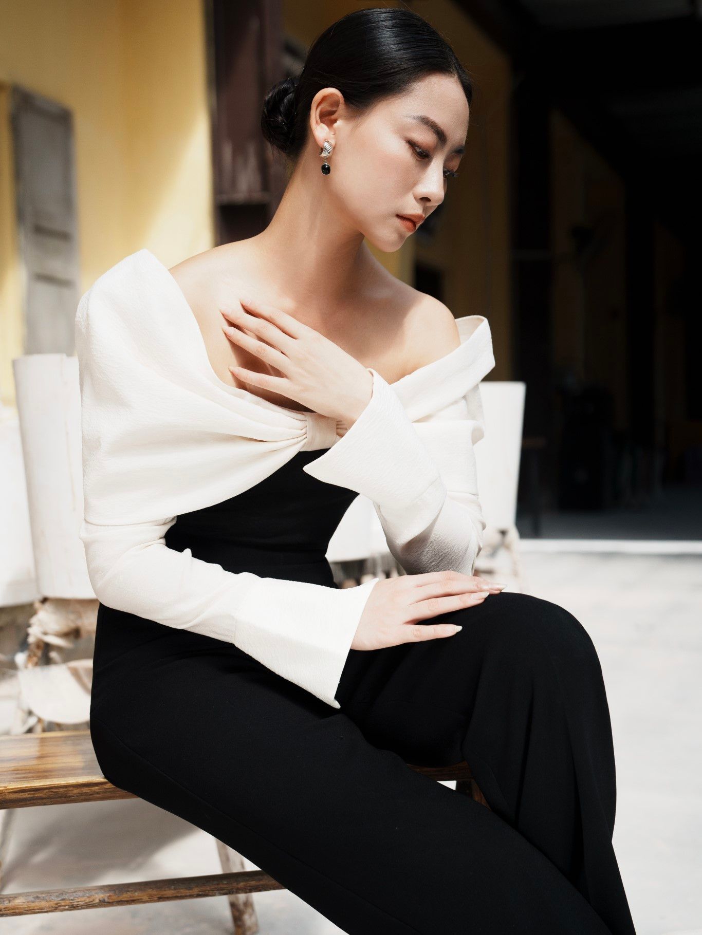 Áo Trễ Vai Nơ Nữ White Ant RACHEL OFF THE SHOULDER TOPS 170900003.100