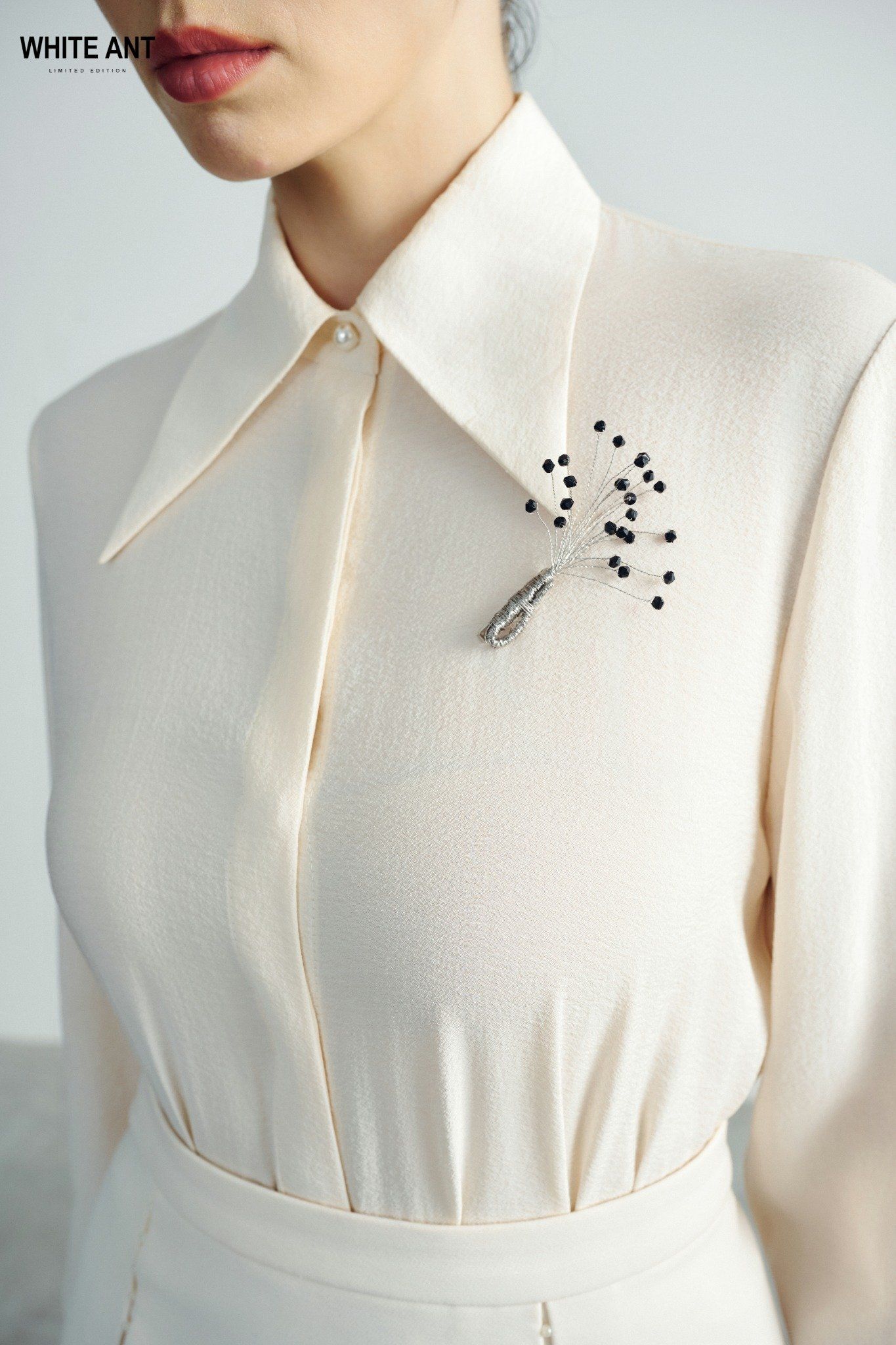 Sơ Mi Tay Dài Nữ White Ant ELINA POINTED COLLAR SHIRT 170400006.002