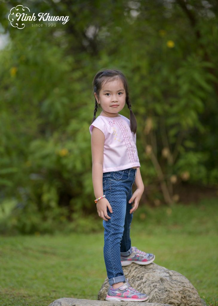 Quần jean bé gái chấm bi