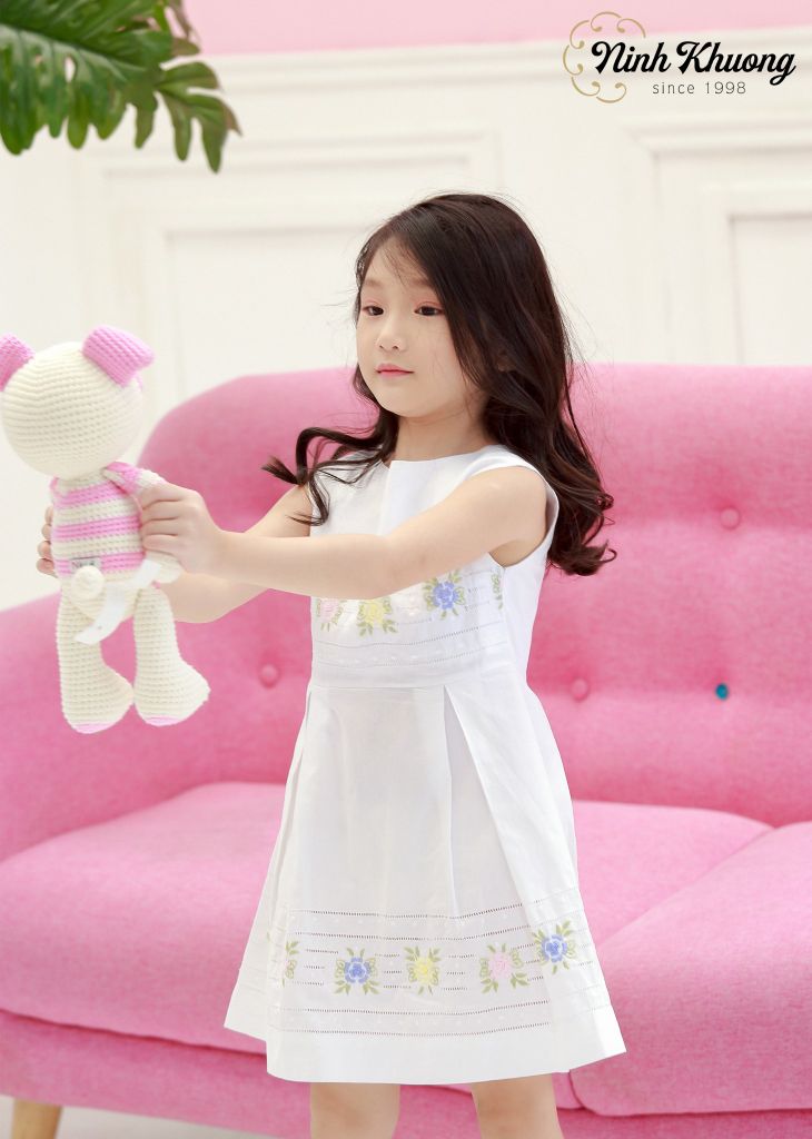 Đầm rua bông hồng cổ thuyền sát nách xếp ly tùng