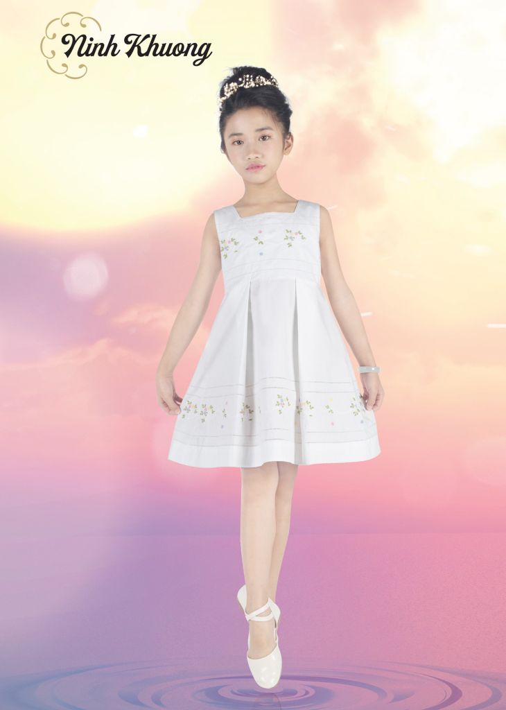 Đầm rua cổ vuông