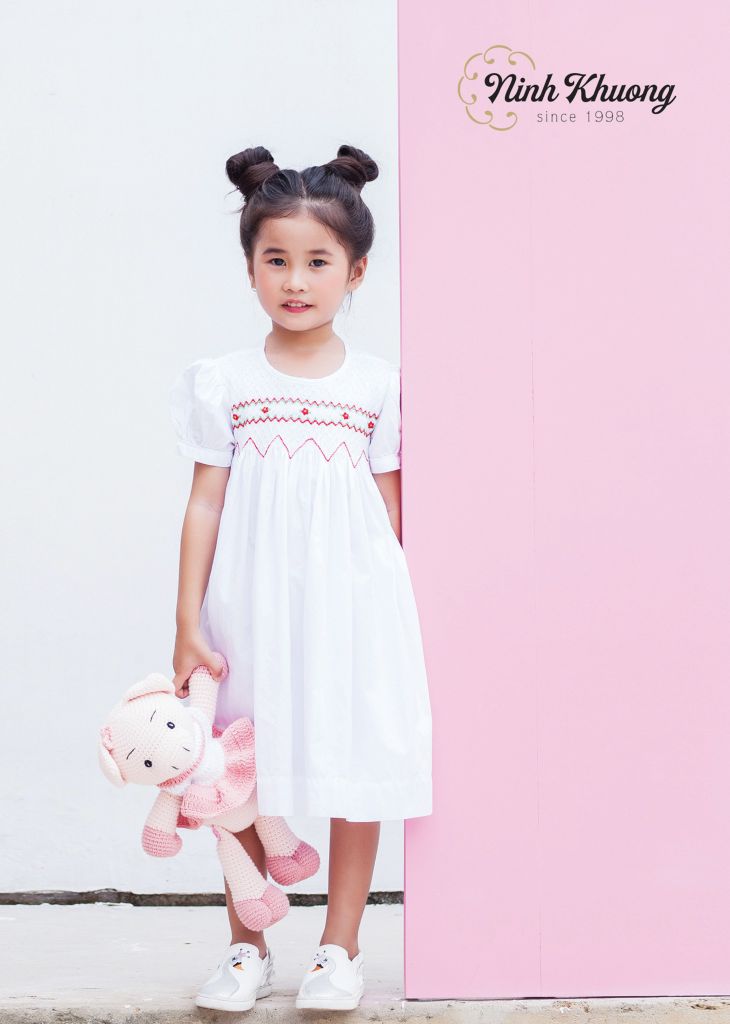 Đầm smock trắng cổ tròn tay phồng