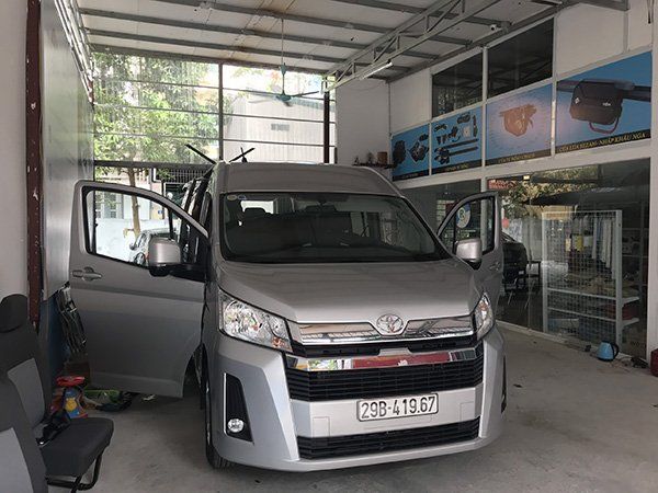 Độ cửa lùa tự động giấu kín cho xe Toyota Hiace