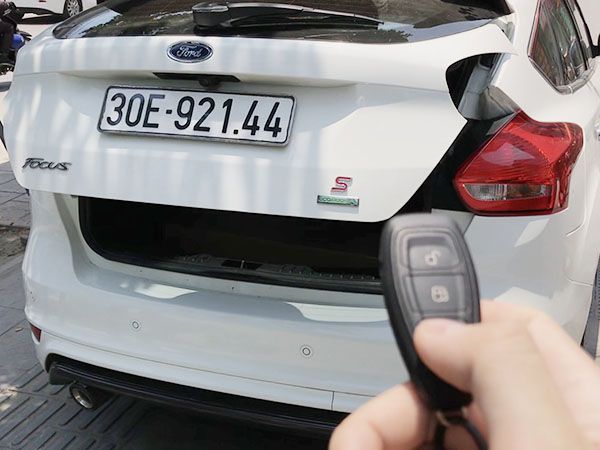 Cốp điện tự động Ford Focus kèm cảm biến đá chân tiện lợi