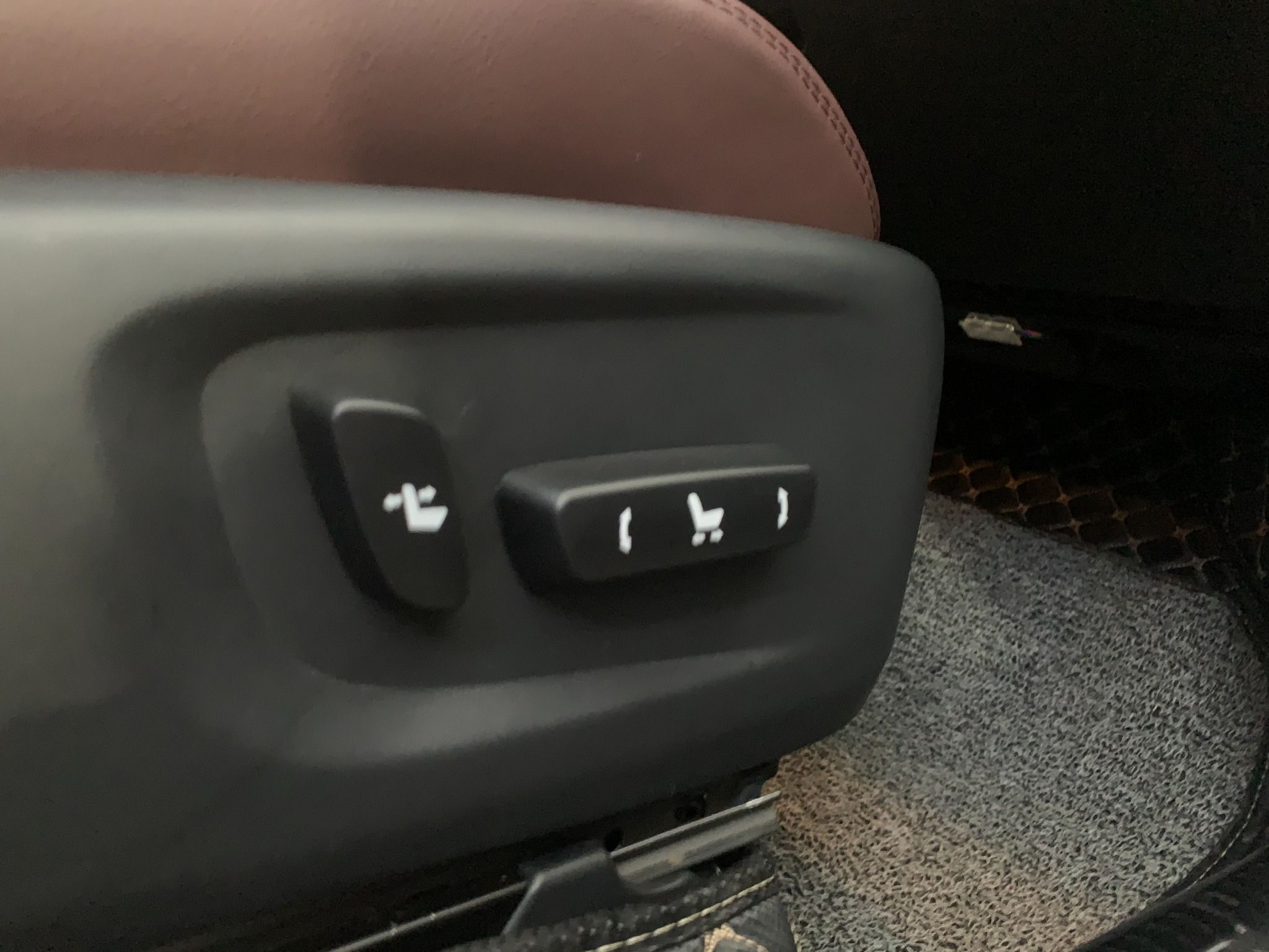 Độ ghế chỉnh điện xe Toyota Cross